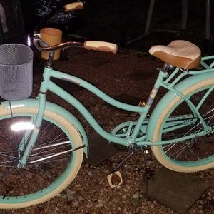 Meet your Posher, Lea